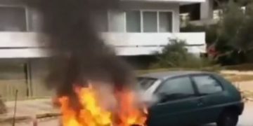 Alldaynews.gr Γλυφάδα: Αστυνομικός έσβησε φωτιά σε ΙΧ στο οποίο επέβαιναν ηλικιωμένη με παιδί (vids)