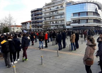 Αυγά και πέτρες στον Μηταράκη – Τον έντυσαν “αστυνόμο” για να τον φυγαδεύσουν(video)