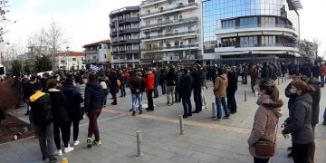 Alldaynews.gr Αυγά και πέτρες στον Μηταράκη – Τον έντυσαν “αστυνόμο” για να τον φυγαδεύσουν(video)