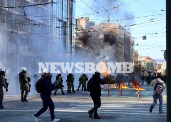 ΤΩΡΑ: Πεδίο μάχης το κέντρο της Αθήνας – Ένταση και επεισόδια στο Πανεκπαιδευτικό Συλλαλητήριο
