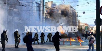 ΤΩΡΑ: Πεδίο μάχης το κέντρο της Αθήνας – Ένταση και επεισόδια στο Πανεκπαιδευτικό Συλλαλητήριο