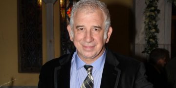 Πέτρος Φιλιππίδης: Φεύγει απο το Ψυχικό και μετακομίζει στο χωριό της μητέρας του[photos]