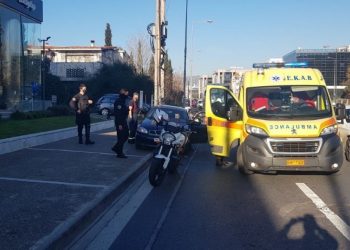 ΠΡΙΝ ΛΙΓΟ: Γυναίκα γέννησε μέσα στο αυτοκίνητο πάνω στη Λεωφόρο Κηφισίας – Φωτογραφία