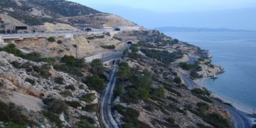 Alldaynews.gr Πριν Λίγο-Κερατέα: Αυτοκίνητο έπεσε σε γκρεμό στην Κακιά Θάλασσα