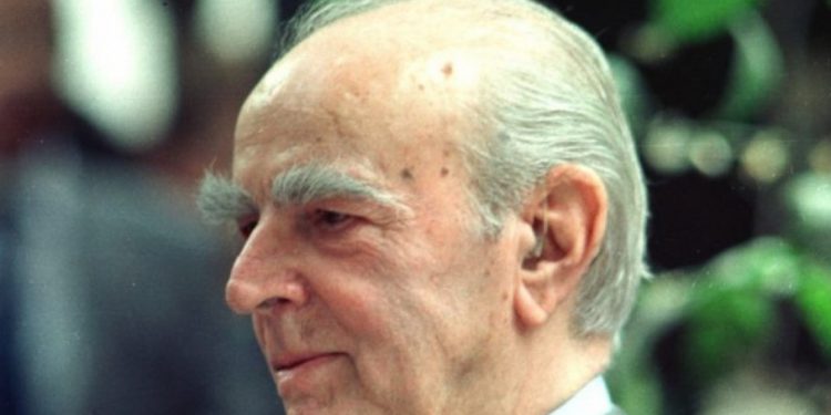 Alldaynews.gr «Σκάσε Αμαλία»: Η μέρα που ένα ανοιχτό μικρόφωνο πρόδωσε την ατάκα του Καραμανλή στην καλλονή σύζυγό του