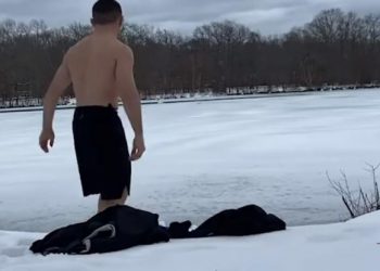 Βούτηξε με το κεφάλι σε παγωμένη λίμνη – Έσπασε τον πάγο, έσπασε και το κεφάλι του (Video)