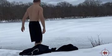 Alldaynews.gr Βούτηξε με το κεφάλι σε παγωμένη λίμνη – Έσπασε τον πάγο, έσπασε και το κεφάλι του (Video)