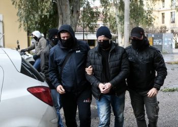 Δημήτρης Λιγνάδης: Με χειροπέδες στην ανακρίτρια, κατηγορούμενος για βιασμό κατά συρροή