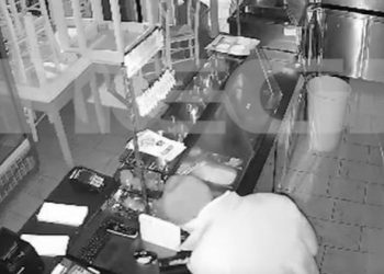 Θεσσαλονίκη: Ληστής με πατερίτσα μπήκε σε ψητοπωλείο, τα έκανε γυαλιά καρφιά και πήρε 100 ευρώ (vid)