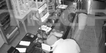 Θεσσαλονίκη: Ληστής με πατερίτσα μπήκε σε ψητοπωλείο, τα έκανε γυαλιά καρφιά και πήρε 100 ευρώ (vid)