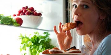 Alldaynews.gr ψυγείο φαγητό το βράδυ midnight-snacking διαλειμματική νηστεία