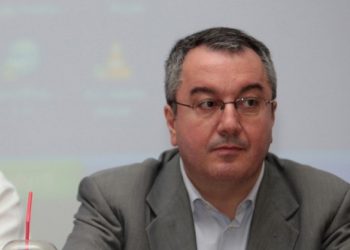 Συγκριτικό των 7 εμβολίων: Ο Μόσιαλος συγκρίνει την Αποτελεσματικότητα – Οι δόσεις και οι ισχυρές μεταλλάξεις (ΠΙΝΑΚΑΣ)