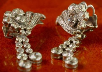 Μητέρα πούλησε τα κοσμήματα της για 17.000 ευρώ για να σώσει τον 16χρονο γιό της- Ο αγοραστής της έδωσε 155.000 ευρώ! (video)