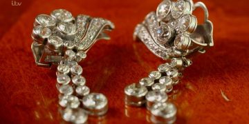 Alldaynews.gr Μητέρα πούλησε τα κοσμήματα της για 17.000 ευρώ για να σώσει τον 16χρονο γιό της- Ο αγοραστής της έδωσε 155.000 ευρώ! (video)