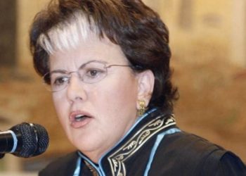 H Άννα Παναγιωταρέα, σύμβουλος επικοινωνίας της Λίνας Μενδώνη χτύπησε στο πόδι και θα χειρουργηθεί