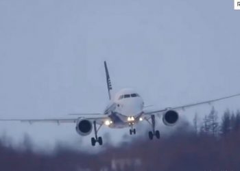 Ανατριχιαστικό βίντεο: Πιλότοι αντιμετωπίζουν ισχυρούς ανέμους