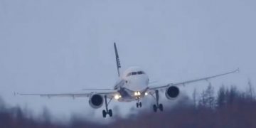 Alldaynews.gr Ανατριχιαστικό βίντεο: Πιλότοι αντιμετωπίζουν ισχυρούς ανέμους