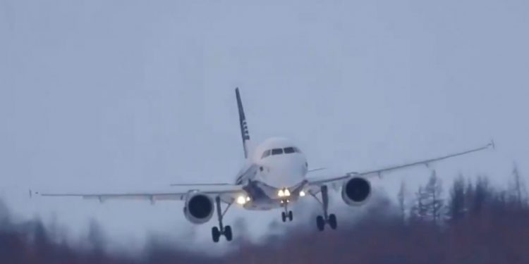 Alldaynews.gr Ανατριχιαστικό βίντεο: Πιλότοι αντιμετωπίζουν ισχυρούς ανέμους