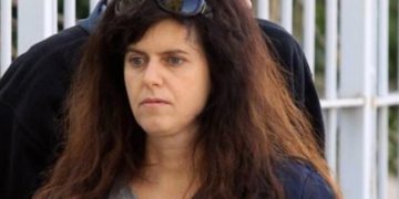 Alldaynews.gr Καραμπόλα στον Κηφισό: Η Πόλα Ρούπα βρισκόταν στην κλούβα της ΕΛ.ΑΣ