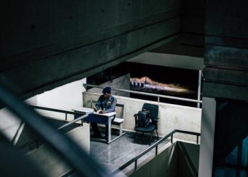 Δικηγόρος γύριζε με τις φυλακισμένες πελάτισσες του π0ρνό μέσα στα κελιά