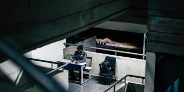 Alldaynews.gr Δικηγόρος γύριζε με τις φυλακισμένες πελάτισσες του π0ρνό μέσα στα κελιά