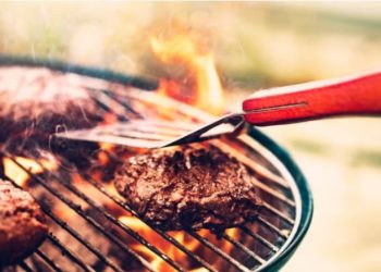 Αυτό το λάθος κάνουν οι περισσότεροι όταν ψήνουν στα κάρβουνα