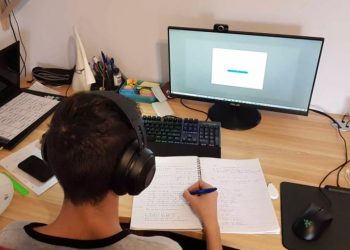 Πάτρα: Γυμνά γυναικεία οπίσθια τίναξαν την τηλεκπαίδευση στον αέρα![photo]