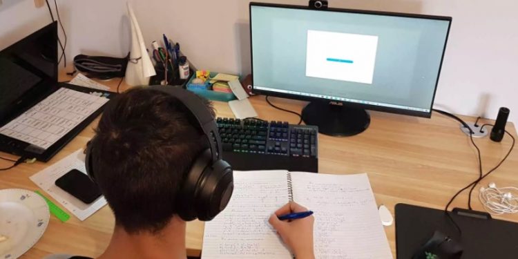 Πάτρα: Γυμνά γυναικεία οπίσθια τίναξαν την τηλεκπαίδευση στον αέρα![photo]