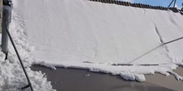 Alldaynews.gr Κατέρρευσε βενζινάδικο από το χιόνι στο Χαϊδάρι (vid)