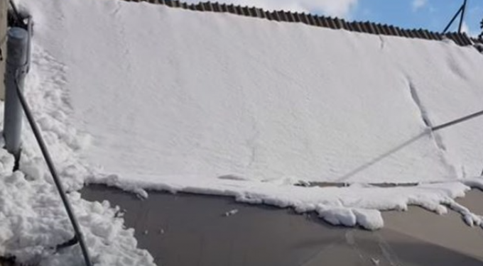 Alldaynews.gr Κατέρρευσε βενζινάδικο από το χιόνι στο Χαϊδάρι (vid)