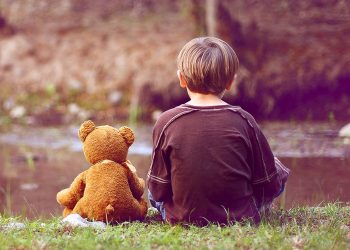 αγόρι-κουκλάκι-αρκουδάκι-παιδί