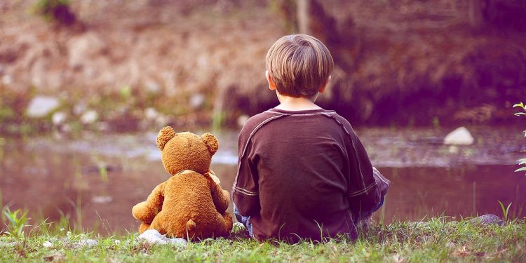 Alldaynews.gr αγόρι-κουκλάκι-αρκουδάκι-παιδί