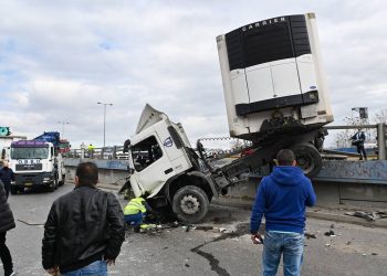 Σοκαριστικές εικόνες από το τροχαίο: Νταλίκα δίπλωσε και έπεσε στον παράδρομο – Τραυματίστηκε σοβαρά ο οδηγός