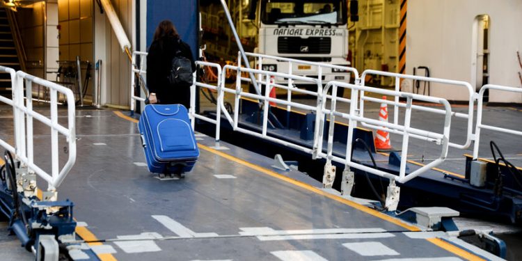 Alldaynews.gr Epivates επιβάτες πλοία καράβια λιμάνι karavia ploia limani