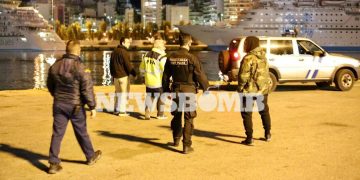 Alldaynews.gr Πειραιάς: ΙΧ με δύο επιβαίνοντες έπεσε στο λιμάνι (pics)