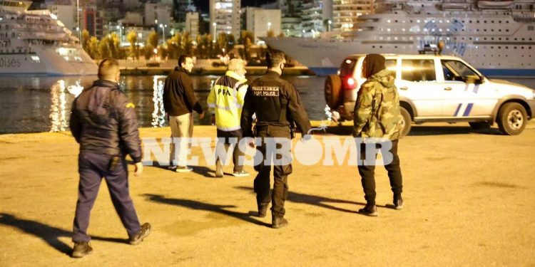 Alldaynews.gr Πειραιάς: ΙΧ με δύο επιβαίνοντες έπεσε στο λιμάνι (pics)