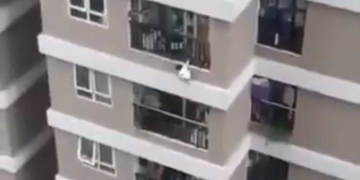 Alldaynews.gr Απίστευτο: Κορίτσι 2 ετών πέφτει από μπαλκόνι 12ου ορόφου – Σώθηκε χάρη σε 31χρονο περαστικό