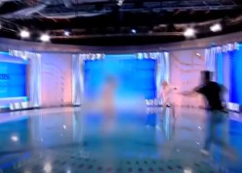 Χαμός σε εκπομπή: Γυναίκα εισέβαλε γυμνή σε στούντιο και πέταξε πέτρα στην παρουσιάστρια[video]