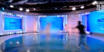 Χαμός σε εκπομπή: Γυναίκα εισέβαλε γυμνή σε στούντιο και πέταξε πέτρα στην παρουσιάστρια[video]