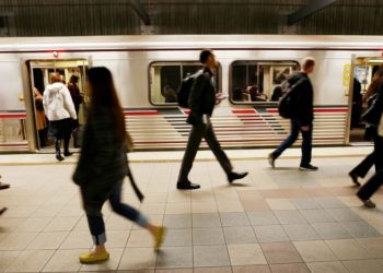 Ούρησε πάνω σε γυναίκα μέσα στο μετρό και οι άλλοι επιβάτες δεν έκαναν τίποτα για να τη βοηθήσουν