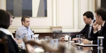 Κορονοϊός: Έκτακτη σύσκεψη στο Μαξίμου – Ανησυχία για τις μεταλλάξεις, αγωνία για το ΕΣΥ