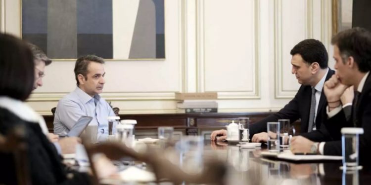 Κορονοϊός: Έκτακτη σύσκεψη στο Μαξίμου – Ανησυχία για τις μεταλλάξεις, αγωνία για το ΕΣΥ