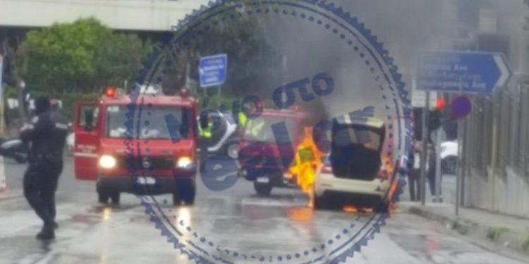 Φωτιά σε ταξί στο κέντρο της Αθήνας[photos]