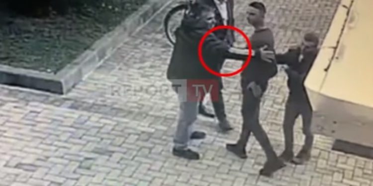 Υποψήφιος βουλευτής δέρνει επιχειρηματία μέσα στην μέση του δρόμου[video]