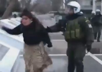 «Δείρε με, δείρε με!»-ΑΠΘ : Η φοιτήτρια που έγινε viral φωνάζοντας στα ΜΑΤ