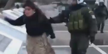 «Δείρε με, δείρε με!»-ΑΠΘ : Η φοιτήτρια που έγινε viral φωνάζοντας στα ΜΑΤ