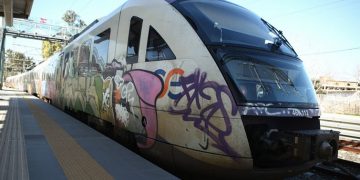 Εκτροχιάστηκε συρμός του προαστιακού στην Πάτρα, διακοπή δρομολογίων