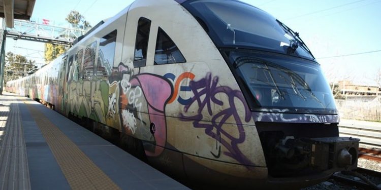 Εκτροχιάστηκε συρμός του προαστιακού στην Πάτρα, διακοπή δρομολογίων