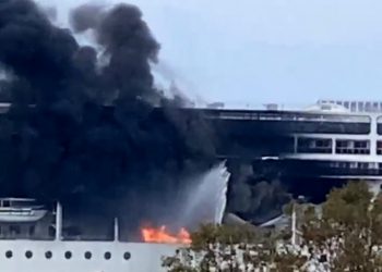 Κέρκυρα-Τώρα: Μεγάλη φωτιά σε κρουαζιερόπλοιο που βρίσκεται στο λιμάνι[Live]