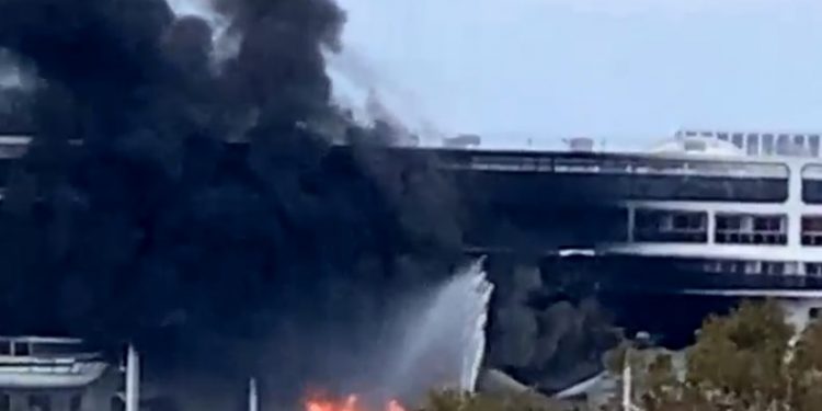 Κέρκυρα-Τώρα: Μεγάλη φωτιά σε κρουαζιερόπλοιο που βρίσκεται στο λιμάνι[Live]